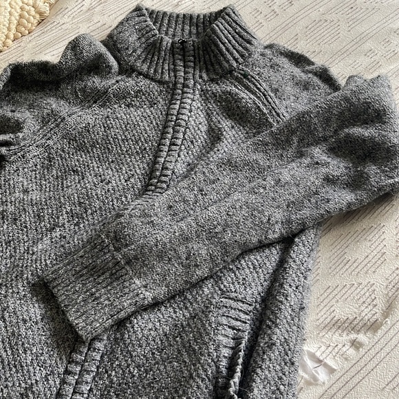 Thick dark grey zip up sweater - can be worn as a men’s or women’s - Picture 3 of 3